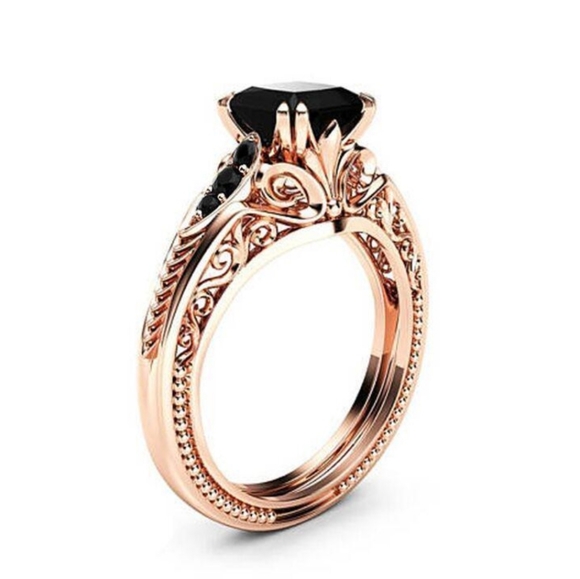 Intricately Beautiful Black Stone Ring - Picture 2 of 2